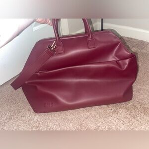 Beis Essential Weekender in Burgundy